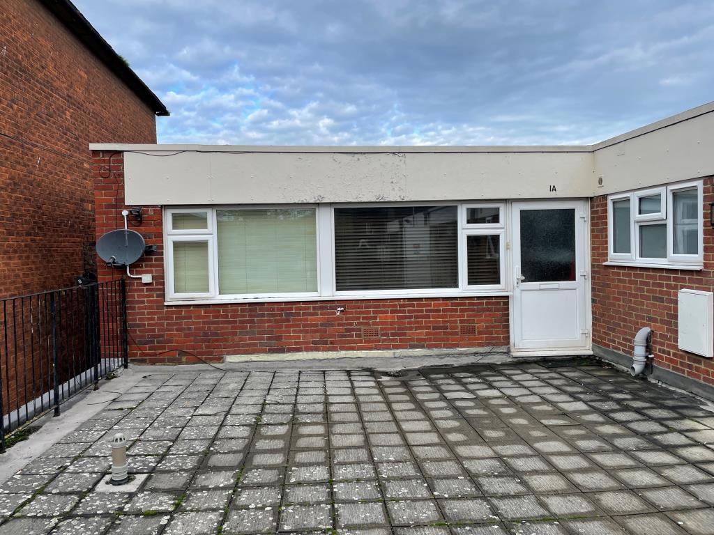 Lot: 103 - TOWN CENTRE FLAT FOR INVESTMENT -